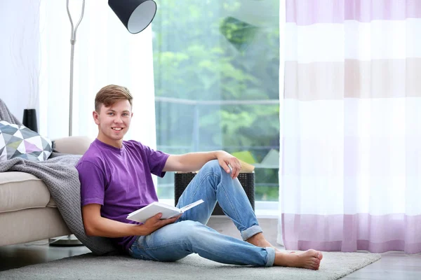 Joven hombre guapo leyendo libro — Foto de Stock