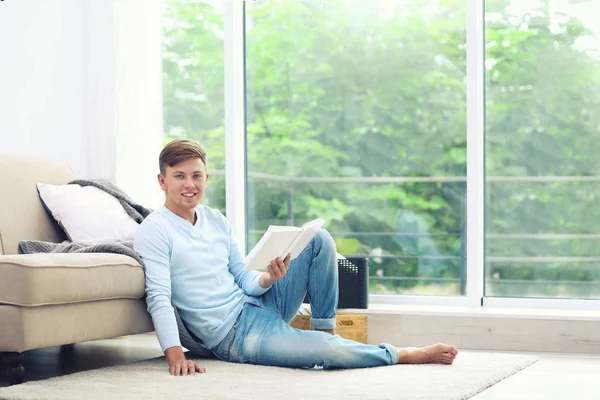 Joven hombre guapo leyendo libro — Foto de Stock