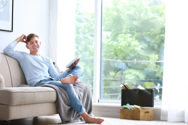 Joven hombre guapo leyendo libro — Foto de Stock