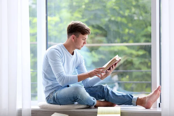 Joven hombre guapo leyendo libro — Foto de Stock