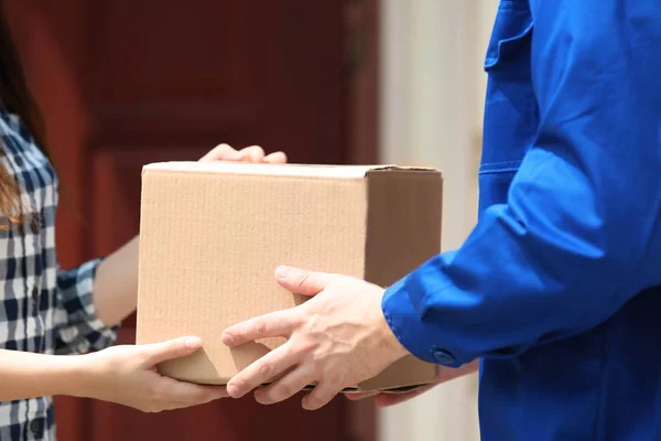 Entregador dando caja al cliente —  Fotos de Stock