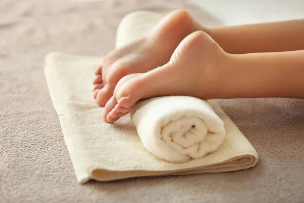 Female feet on white towel — Stock Photo, Image
