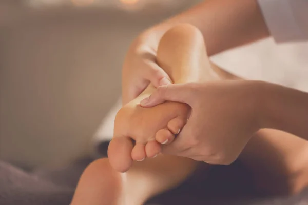 Młoda kobieta o masażu stóp — Zdjęcie stockowe