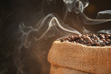 kavrulmuş kahve çekirdekleri ile çuval