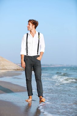 Genç adam yürüyor.