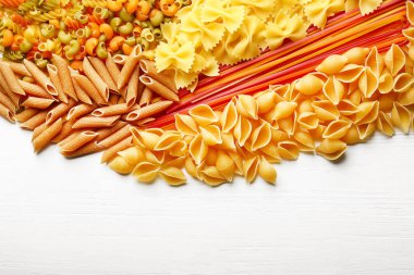 masa üstünde pişmemiş makarna