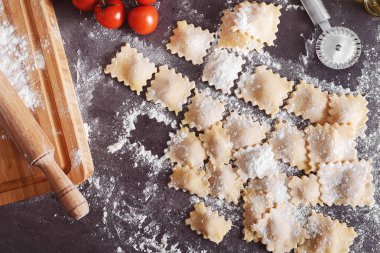 Masada pişmemiş mantı  