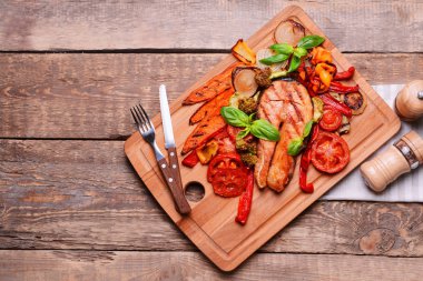 Kırmızı balık dilim ile ızgara sebze