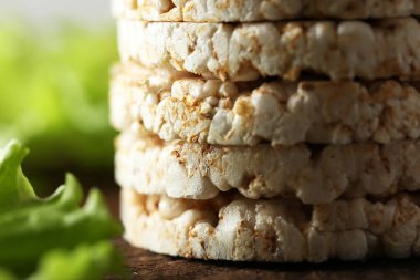 Yuvarlak pirinç crispbreads yığını