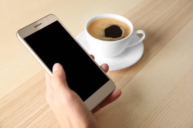 Akıllı telefon kullanan adam.