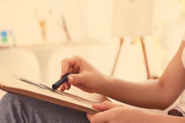 Genç kadın sanatçı  