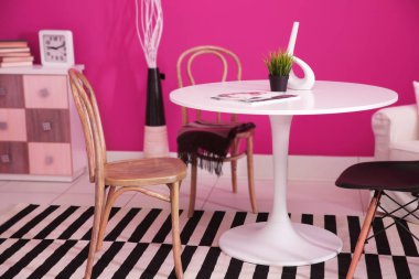 Pembe bir arka plan üzerinde modern iç