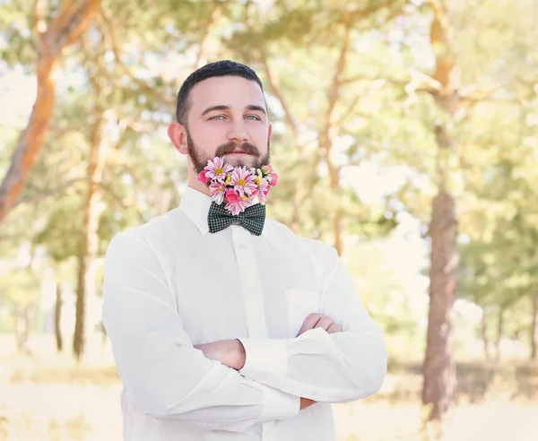 Homme à la barbe de fleurs — Photo