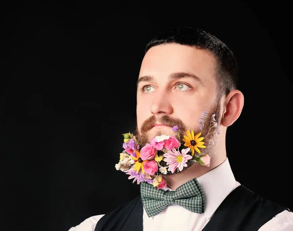 Hombre con barba de flores —  Fotos de Stock