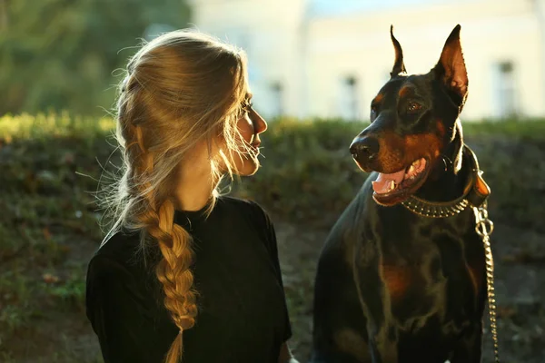 Giovane donna con il cane — Foto Stock