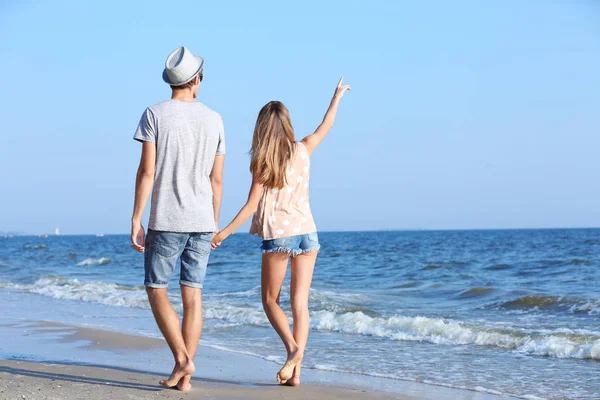 Feliz pareja caminando —  Fotos de Stock