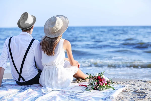 Feliz pareja sentado atrás — Foto de Stock