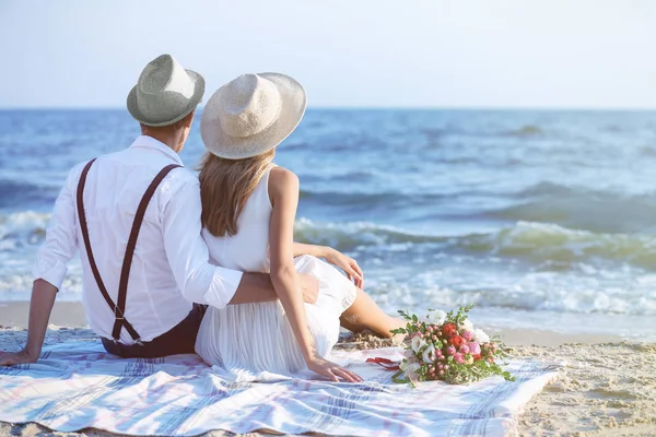 Feliz pareja sentado atrás — Foto de Stock