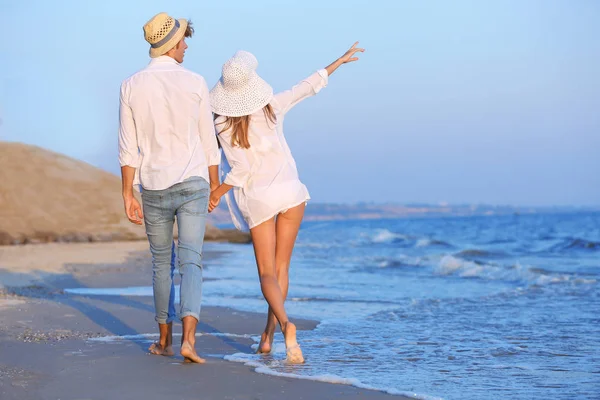 Пара, що ходить на березі моря — стокове фото