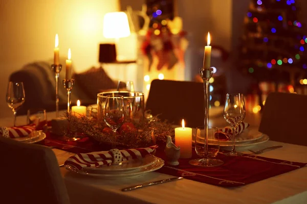 Стол накрыт на рождественский ужин — стоковое фото
