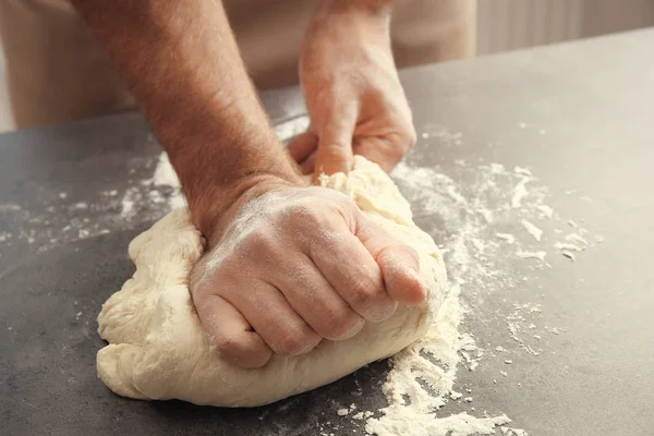 Előkészítése tészta, pizza keze — Stock Fotó