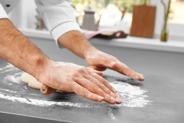 Manos preparando masa para pizza — Foto de Stock