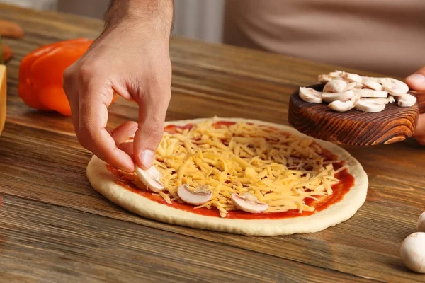 Mani che preparano la pizza — Foto Stock