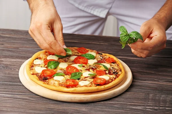 Mãos preparando pizza — Fotografia de Stock