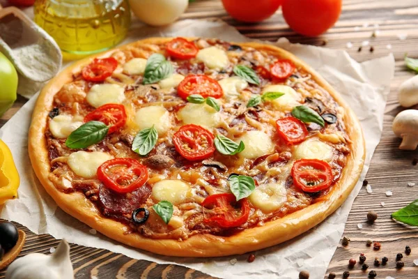 Pizza fresca con pomodori — Foto Stock