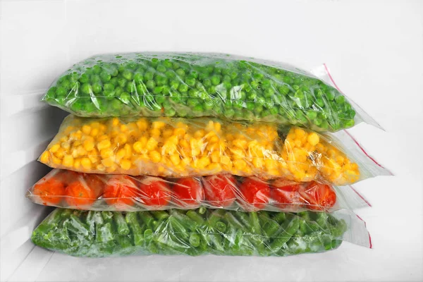 冰箱里有冷冻蔬菜的袋子 — 图库照片