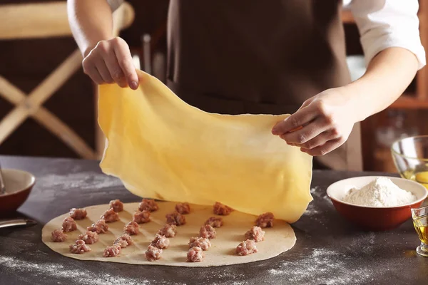 Woman making ravioli — Stock Photo, Image