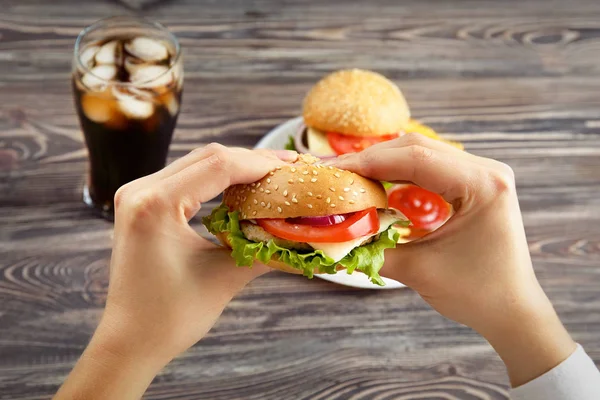 Tasty burger with coke — Stock Photo, Image