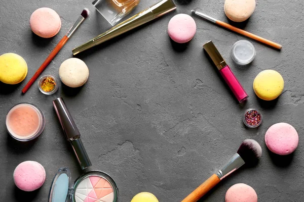 Makeup products and macaroons — Stock Photo, Image