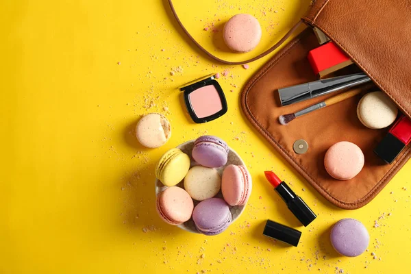 Prodotti per il trucco con borsa cosmetica — Foto Stock