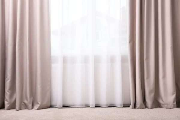 Elegante gordijnen op venster — Stockfoto