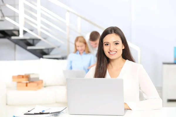 Wanita Muda Cantik Bekerja Dengan Laptop Kantor — Stok Foto