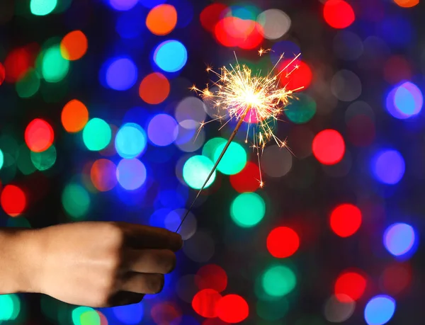 Mão segurando sparkler — Fotografia de Stock