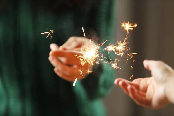 Vista de mão com sparkler — Fotografia de Stock