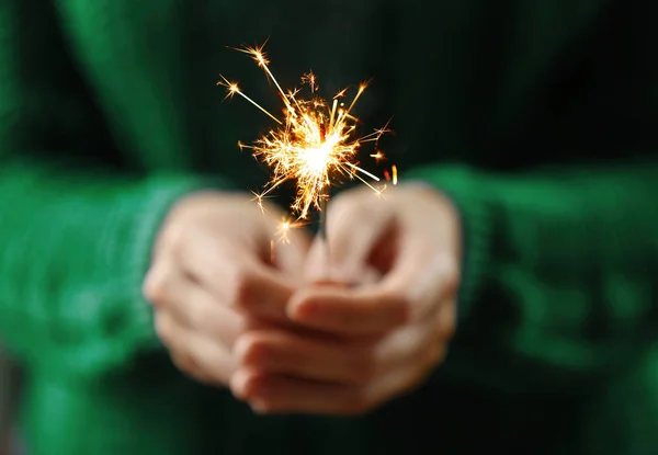 Hands with sparkler — Stock Photo, Image