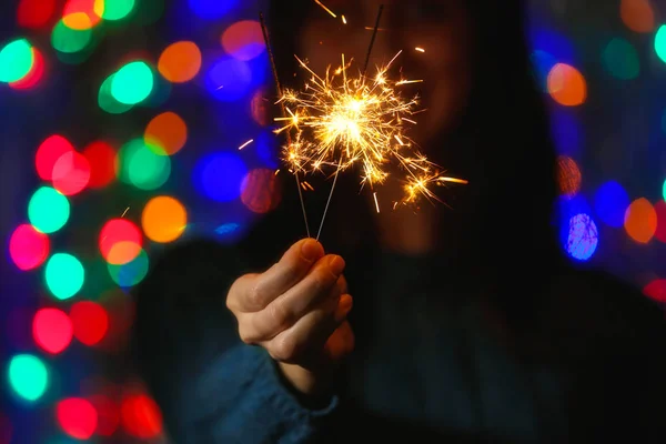 Woman holding sparkler — Stock Photo, Image