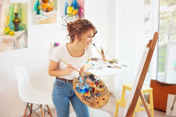 Giovane artista femminile — Foto Stock