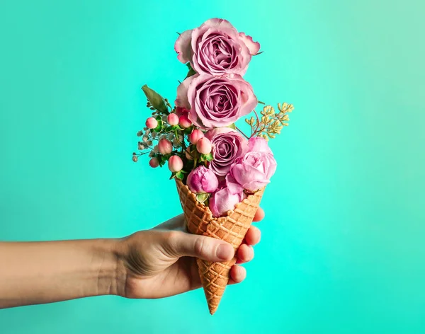 Mão segurando cone de waffle — Fotografia de Stock