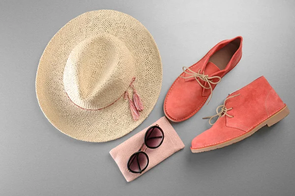 Червоне взуття, солом'яний капелюх та сонцезахисні окуляри — стокове фото