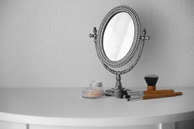 Kadın ışık duvar arka planı yansıtmadaki