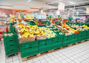 Süpermarkette taze meyve