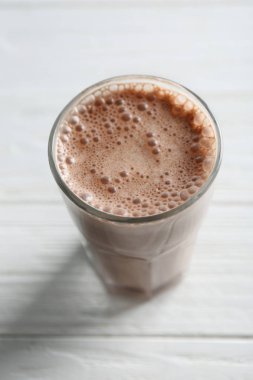 Ahşap masa üzerinde lezzetli muzlu süt