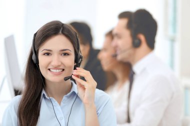 Ofiste çalışan kadın çağrı merkezi operatörü