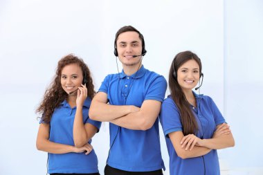 Beyaz arka plan üzerinde çağrı merkezi operatörleri