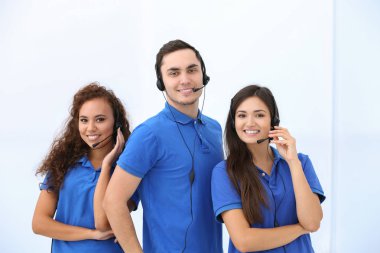 Beyaz arka plan üzerinde çağrı merkezi operatörleri