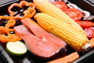 Kırmızı balık ve sebze dilim